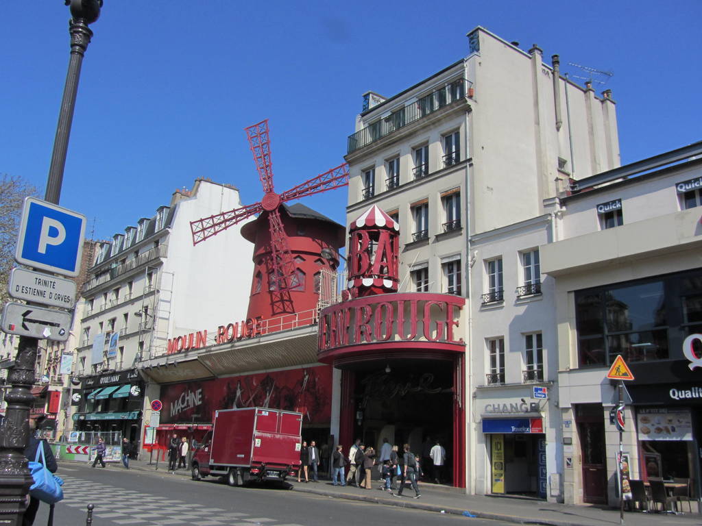 Moulin Rouge bei Tag