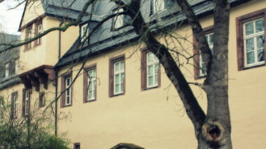 Schloss Wallhausen - Von Otto dem Großen, Klassenzimmern und Kunstwerken