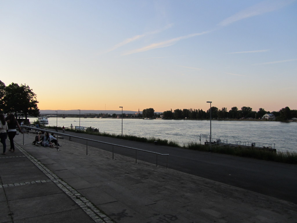 Die Rheinpromenade in Mainz