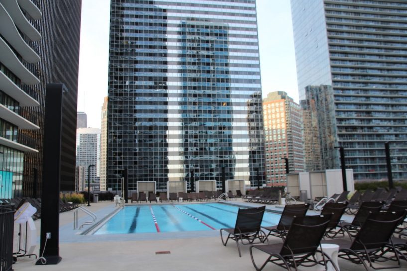 Von den coolsten Hotelbalkons der Welt im Radisson Blue Aqua Hotel Chicago