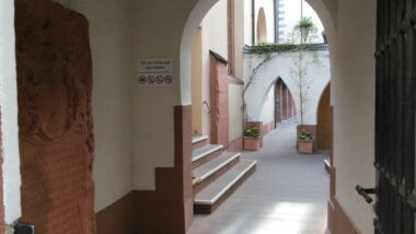 Zugang zum Ort der Stille an der Liebfrauenkirche Frankfurt am Main