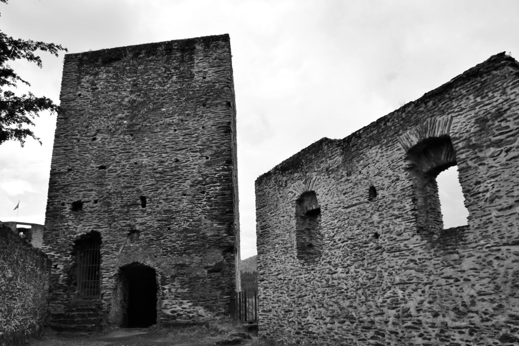 Die Schloss-Ruinen von Esch Sauer (in Schwarz-Weiß)