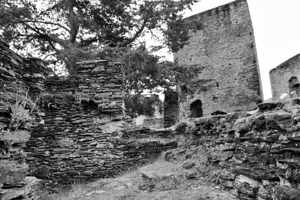 Die Schloss-Ruinen von Esch Sauer (in Schwarz-Weiß)