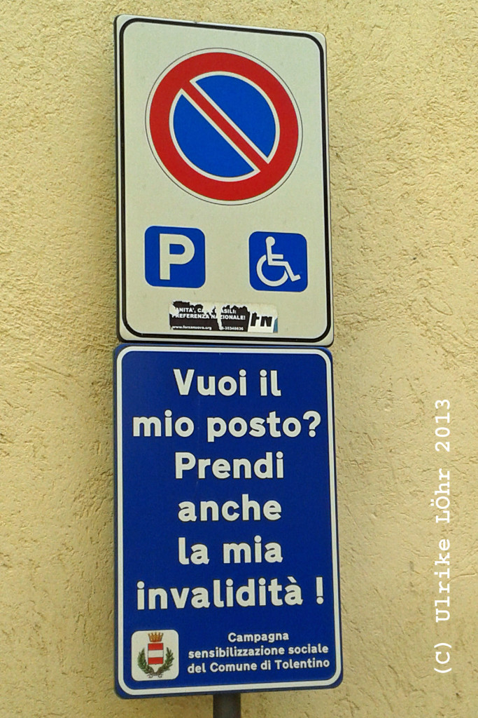 übersetzt: Du willst meinen Parkplatz? Dann nimm auch meine Behinderung. Gesehen in Tolentino, Italien.