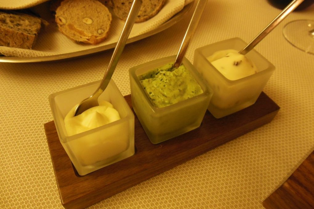 L`étable: Brotkorb mit dreierlei Aufstrich (gesalzene Butter, Kräuterquark á la „Grie Soß“, Kochkäse)