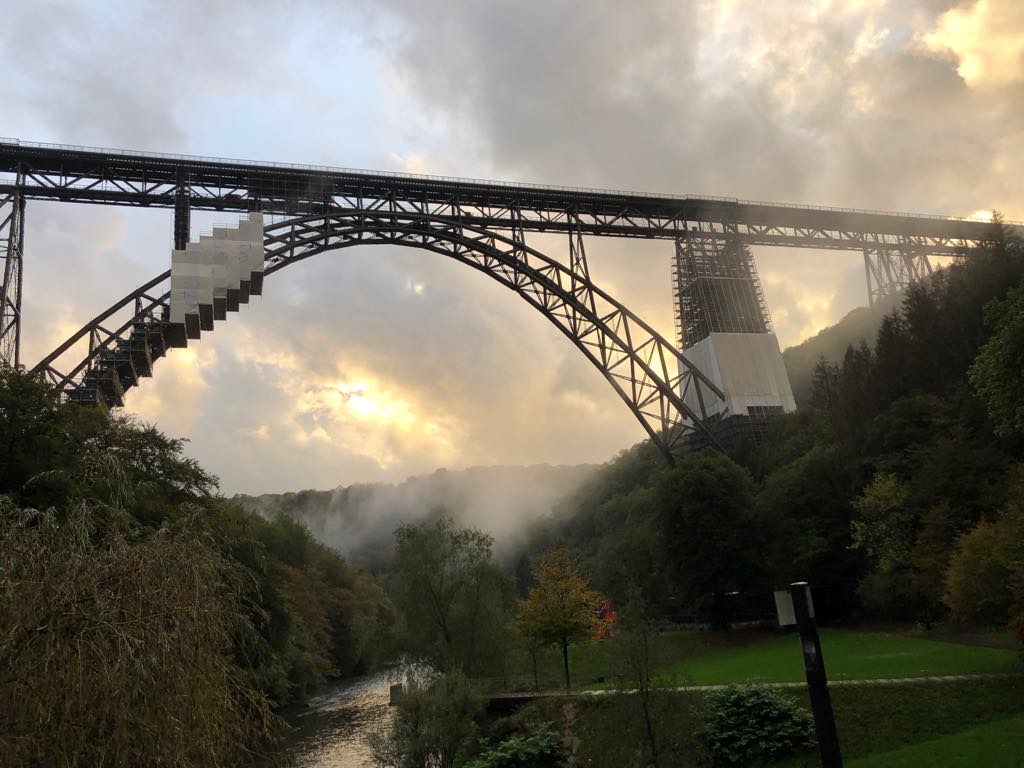 Die Müngstener Brücke bei Nebel