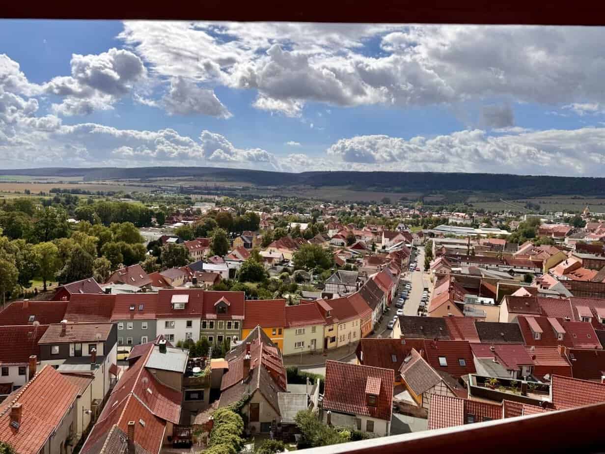 Der schiefe Turm von Bad Frankenhausen: Ein Besuch mit Kindheitserinnerungen