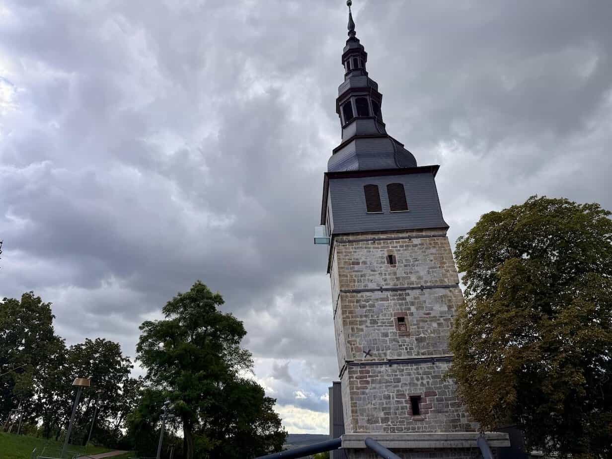 Der schiefe Turm von Bad Frankenhausen: Ein Besuch mit Kindheitserinnerungen