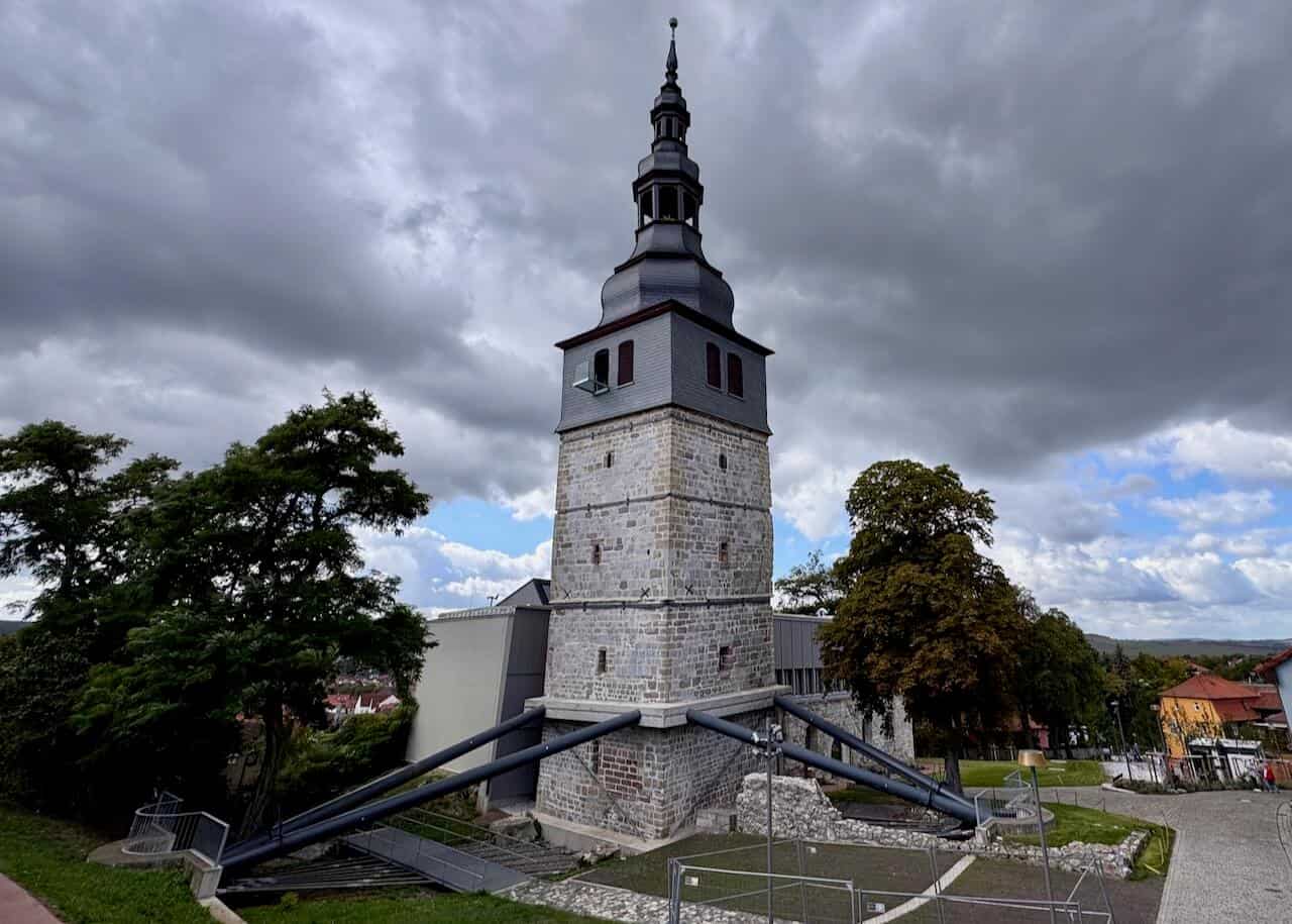 Der schiefe Turm von Bad Frankenhausen: Ein Besuch mit Kindheitserinnerungen