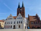 Das Rathaus von Stendal mit der Kirche St. Marien (in Backsteingotik)