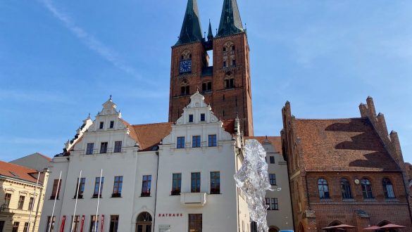 Das Rathaus von Stendal mit der Kirche St. Marien (in Backsteingotik)