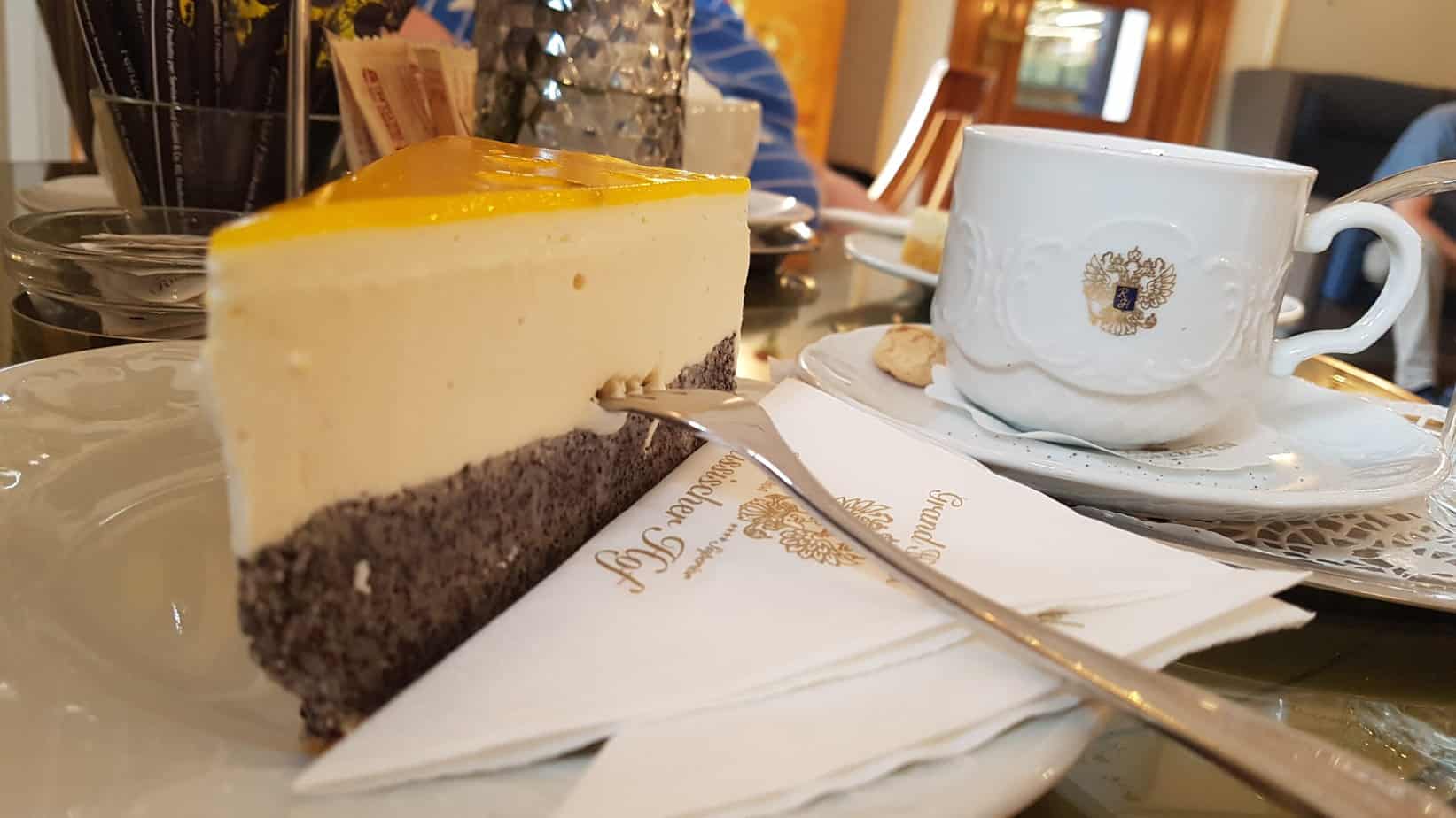 Mohn-Käse-Kuchen mit Passionsfruchtspiegel - Kaffeehaus Russischer Hof