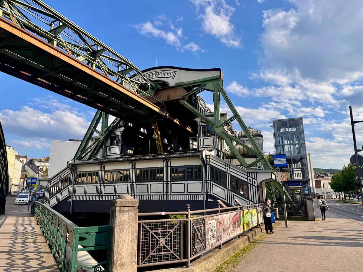 Ein Besuch in Wuppertal: Sehenswürdigkeiten rund um die Schwebebahn Ein Besuch in Wuppertal: Sehenswürdigkeiten rund um die Schwebebahn
