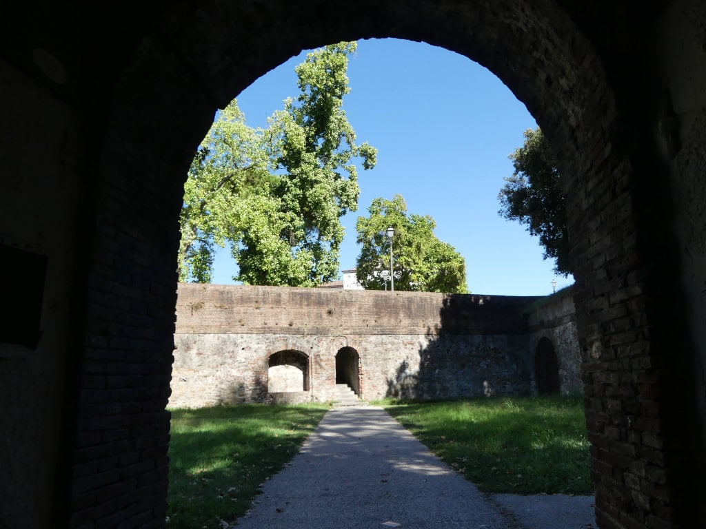 Begehbare Stadtmauern und Wehrgänge in Europa