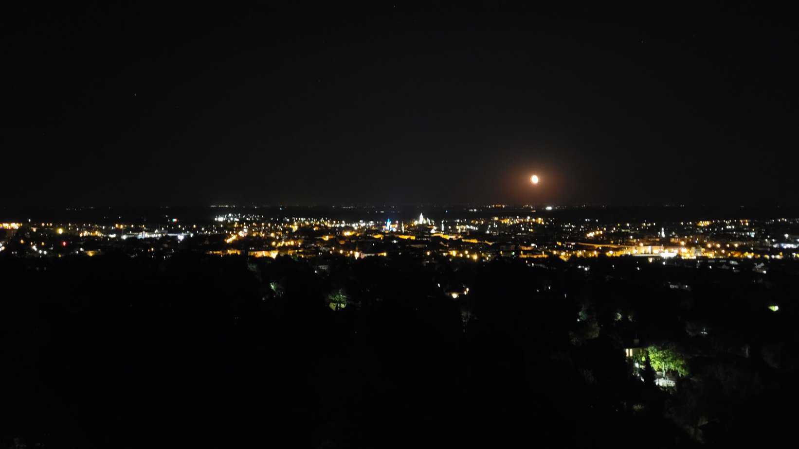 Aussicht nachts über Sopron vom Károly-Aussichtsturm