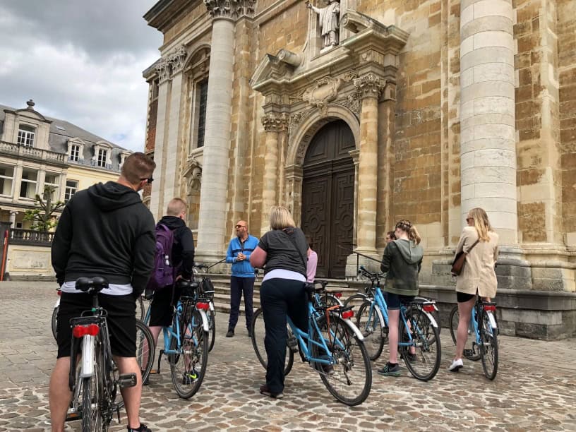 Brügge mit dem Fahrrad entdecken. Mit Ausflugstipps! St. Walburga Kirche Brügge mit Rad