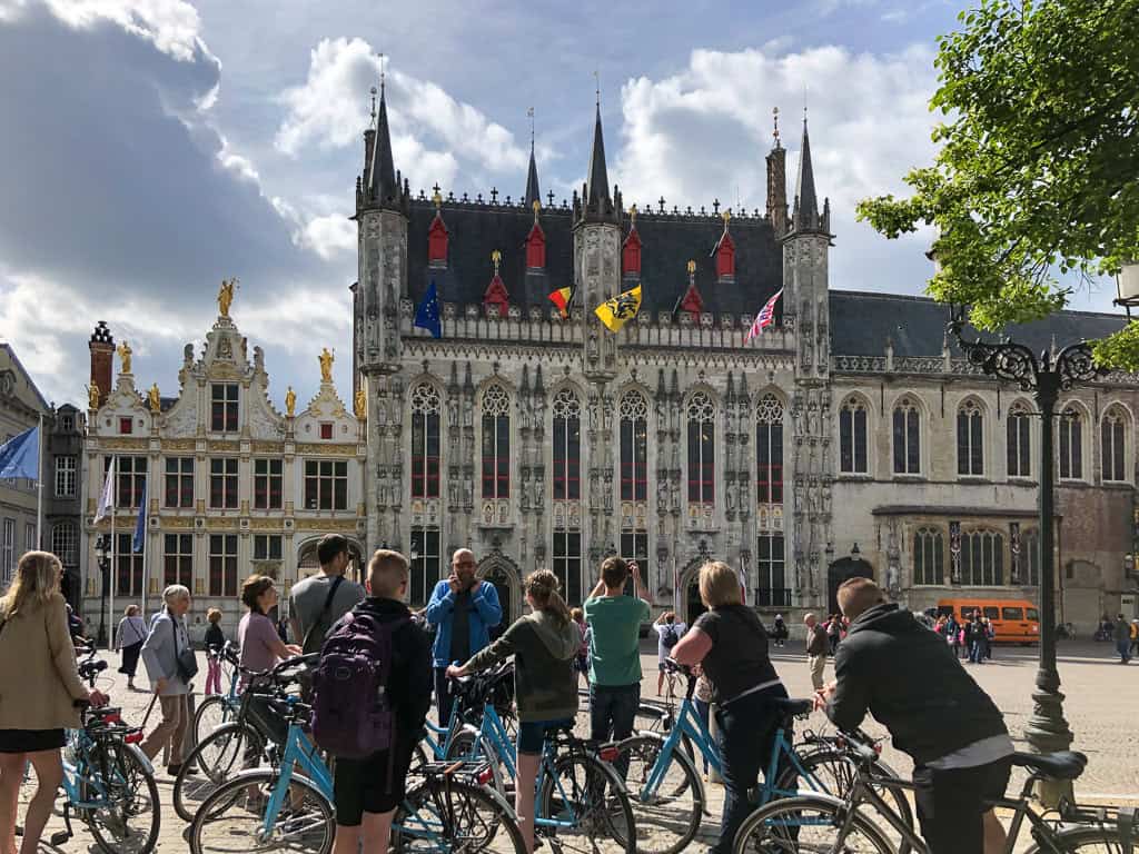Brügge mit dem Fahrrad entdecken. Mit Ausflugstipps! Rathaus Radtour Brügge
