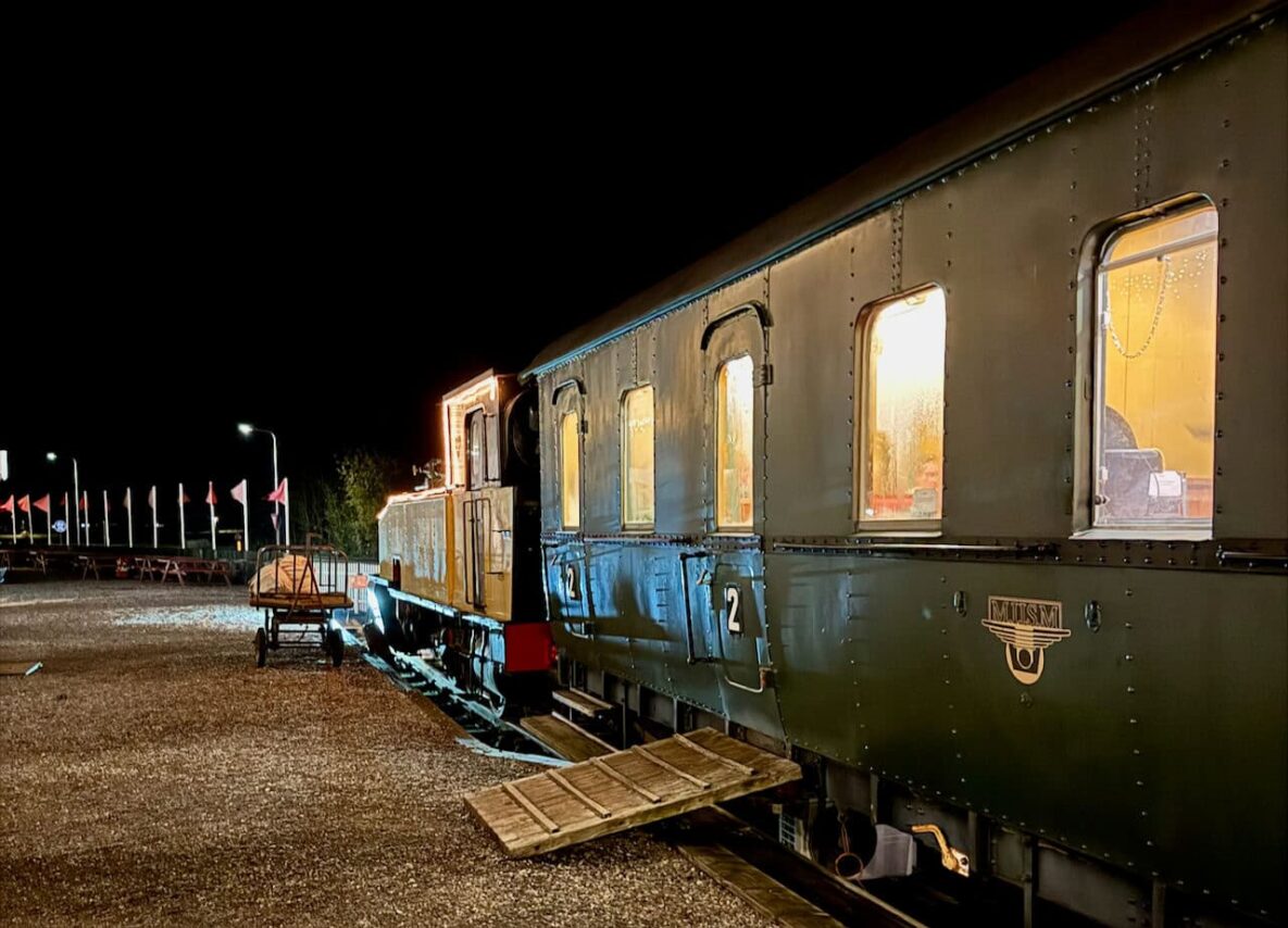 De Pannekoektrain Vor dem Zug Winter in Friesland: An der niederländischen Wattenküste