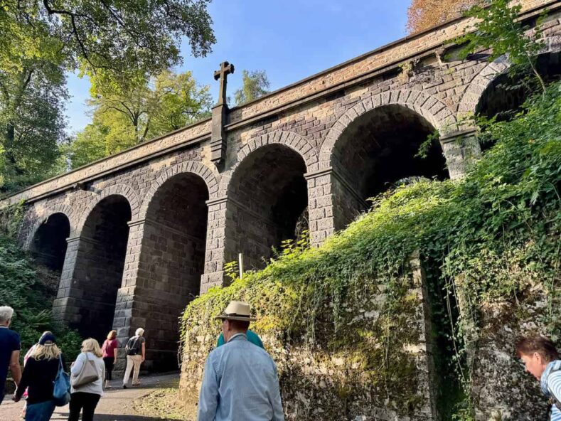 Viadukt zum Schloss Stolzenfels Flusskreuzfahrt auf dem Rhein - (m)ein Versuch