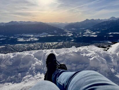 Blick auf Innsbruck von der Bergstation Seegrube Innsbruck Ein etwas anderes Winter-Wochenende in Innsbruck