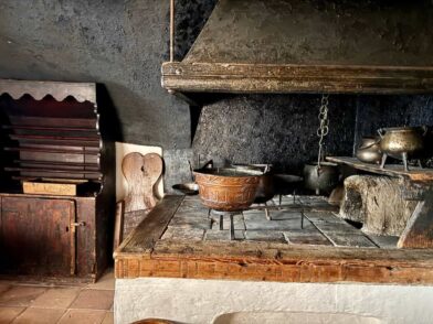 Stube mit offener Küche im Tiroler Volkskunstmuseum Ein etwas anderes Winter-Wochenende in Innsbruck