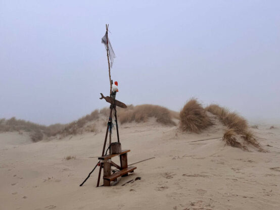 Kunstwerk im Küstennebel Borkum Winter auf Borkum - eine Auszeit im Küstennebel