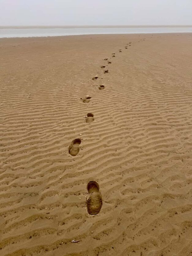 Tiefe Fußspuren im Sand Borkum Winter auf Borkum - eine Auszeit im Küstennebel