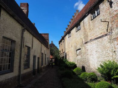 Innenhof der Adornes-Domäne Brügge Brügge mit dem Fahrrad entdecken. Mit Ausflugstipps!